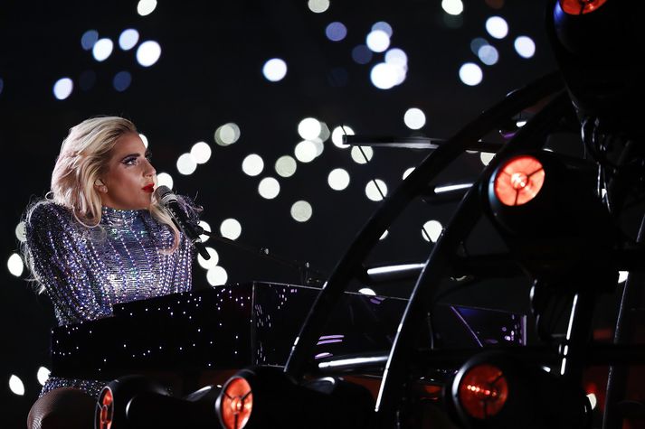 Frelsi, samstaða og jafnrétti voru aðalboðskapur hófstilltrar Lady Gaga á Super Bowl í nótt