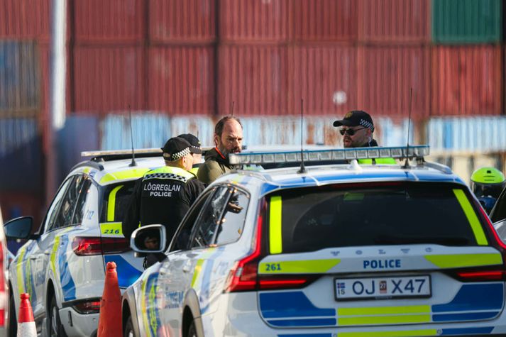 Einn hinna þriggja sem færðir voru á lögreglustöð til yfirheyrslu í gær. 