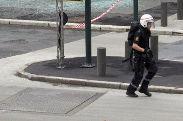 Norskur lögreglumaður á varðbergi. Mynd/ AFP.