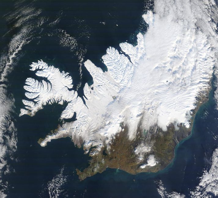 Léttskýjað var á landinu í dag sem skartaði sínu fegursta fyrir gervitunglið Terra.