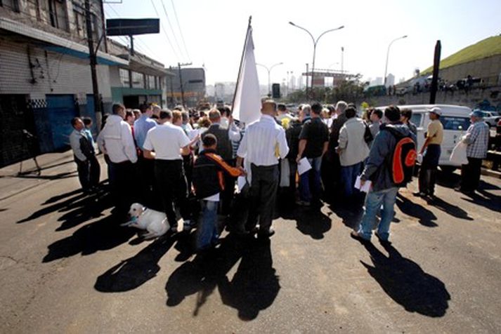 Brasilíumenn söfnuðust saman í gær til að biðja fyrir þeim sem létust í flugslysinu fyrr í vikunni.