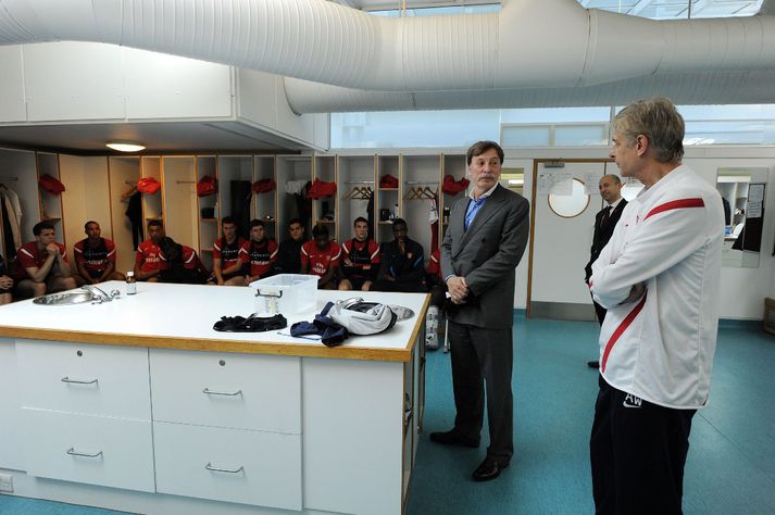 Kroenke með leikmönnum liðsins og stjóranum, Wenger.