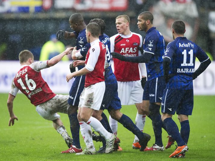 Brasilíumaðurinn Douglas sést hér missa stjórn á sér á meðan Kolbeinn horfir á.