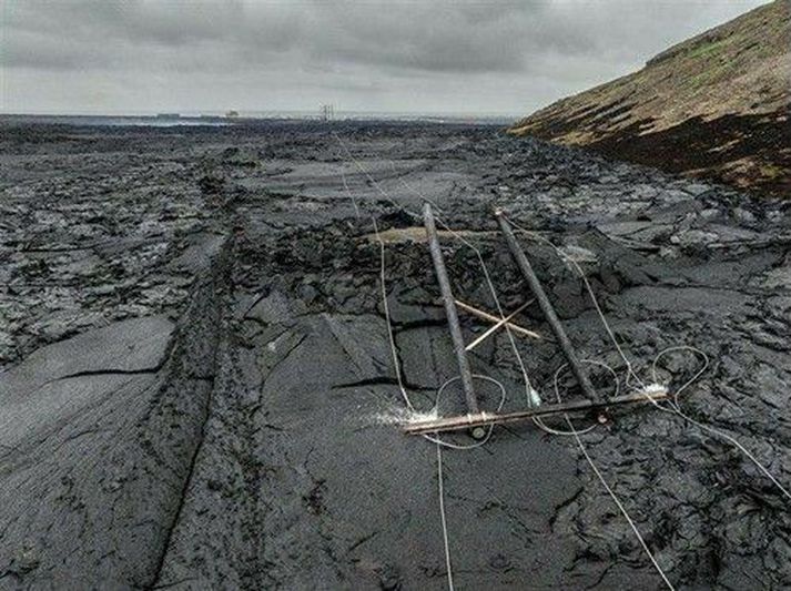 Miklar skemmdir urðu á loftlínu við Grindavík þegar það kviknaði í henni vegna hraunflæði þann 29. maí.