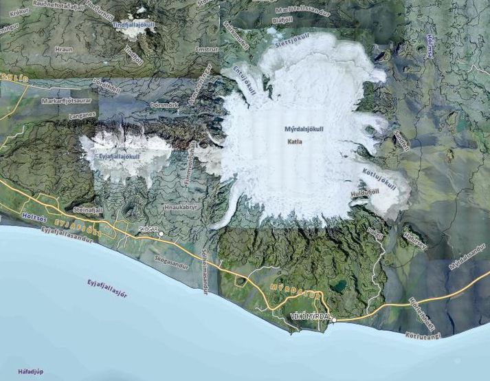 Veginum undir Eyjafjöllum og yfir Reynisfjall var lokað vegna óveður.