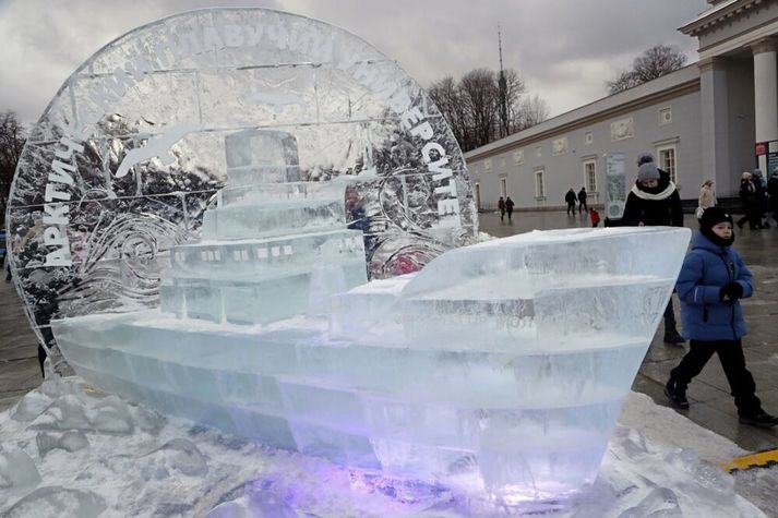 Ísskúlptúr af rússneska rannsóknarskipinu Prófessor Moltsjanov í Moskvu árið 2023. Sjálf fyrirmyndin er nú kyrrsett á Svalbarða vegna skulda Rússa við úkraínskt gasfyrirtæki.