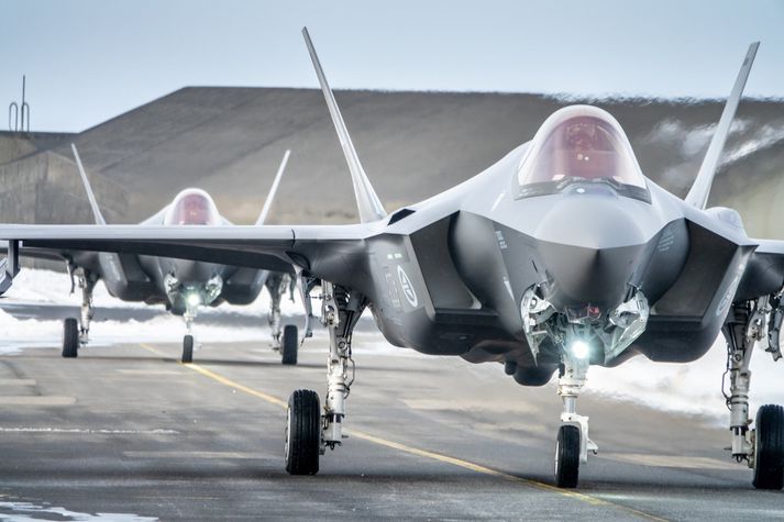 Tvær af fjórum F-35 orrustuþotum norska flughersins á Keflavíkurflugvelli.