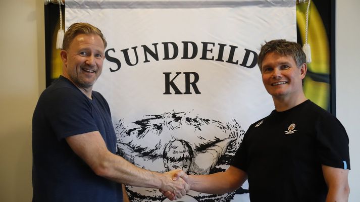 Garðar Páll Gíslason formaður sunddeildar KR tekur í höndina á nýjum yfirþjálfara, Inga Þór Ágútssyni reynslubolta.