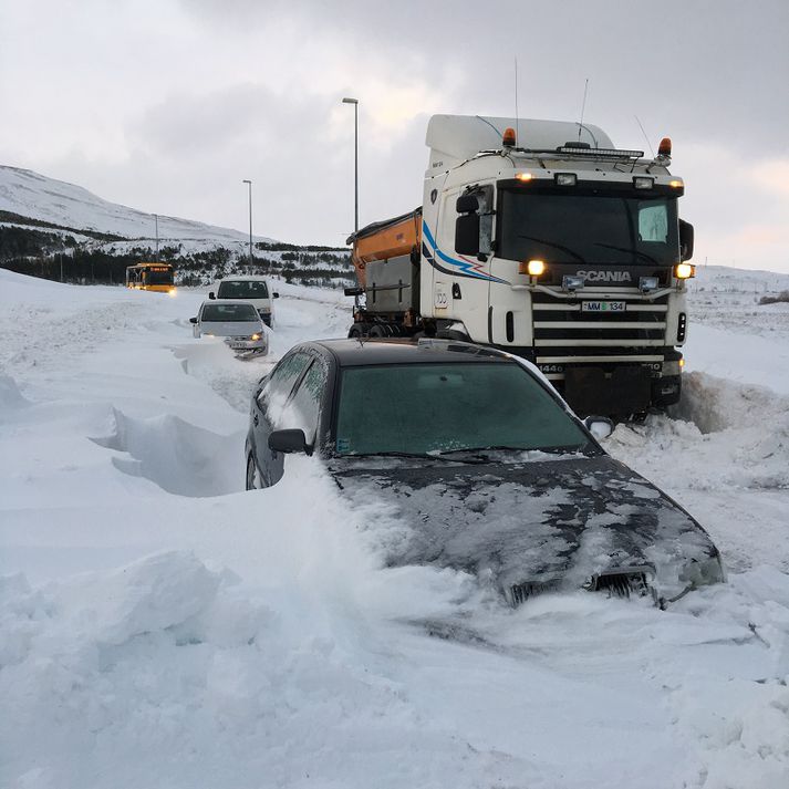 Vonskuveður og vegir lokaðir víða.