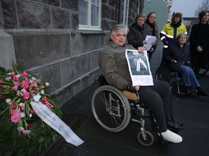 Öryrkjabandalagið stóð fyrir táknrænni athöfn við Alþingishúsið í janúar þegar formaðurinn, Guðmundur Magnússon, lagði blómakrans á tröppur þinghússins. Guðmundur sagði þá að niðurbrot velferðarkerfisins væri hafið. 