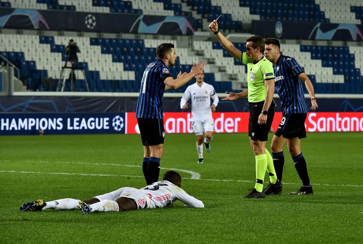 Tobias Stieler gefur Remo Freuler rauða spjaldið í leik Atalanta og Real Madrid í Bergamo í gær.