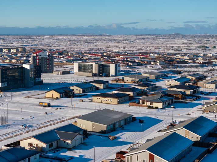 Það er tómlegt um að lítast í Grindavík þessa dagana. Forseti bæjarstjórnar segir þó að margir íbúar sjái enn fyrir sér framtíð í bænum.