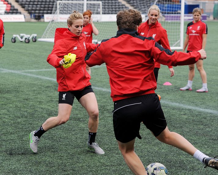 Natasha Dowie og Katrín Ómarsdóttir á æfingu með Liverpool.