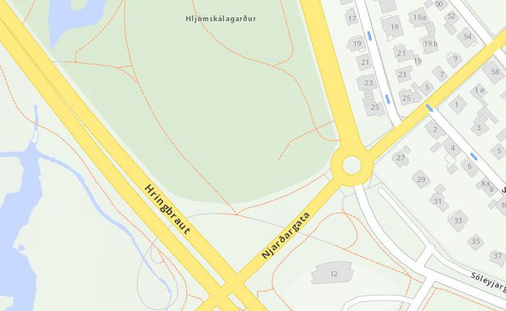Áreksturinn varð á gatnamótum Hringbrautar og Njarðargötu.