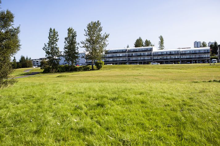 Hundagerðinu var ætlaður staður rétt ofan við Fossvogskóla, þar sem stígar mætast og byggðin er hvað þéttust í Fossvogsdal.