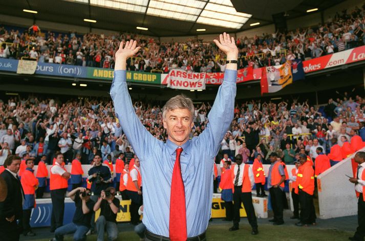 Wenger á góðri stundu árið 2004. Þá stóð á borðunum í stúkunni „Wenger knows“. Það hefur breyst síðustu árin.