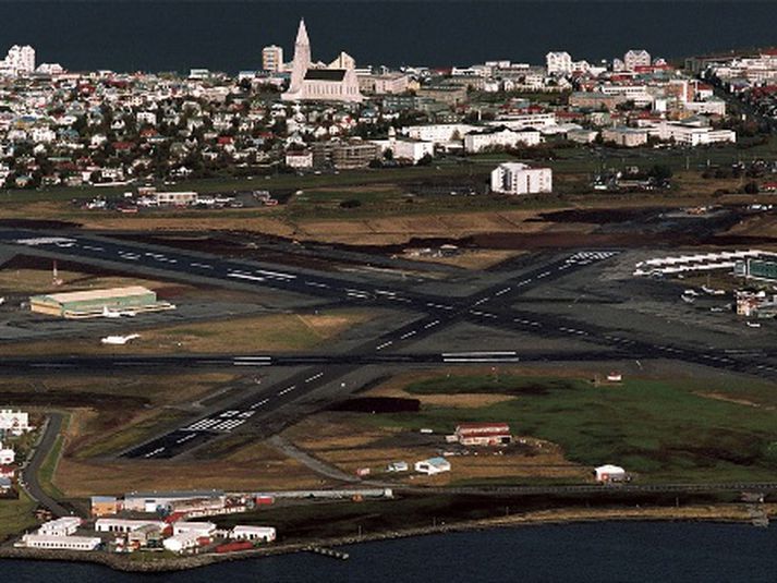 Reykjavíkurflugvöllur. Þeir sem ætla að fljúga frá Reykjavík til Eyja þurfa að bíða um stund. Ekkert hefur verið flogið í morgun og næsta athugun fer fram klukkan tvö.