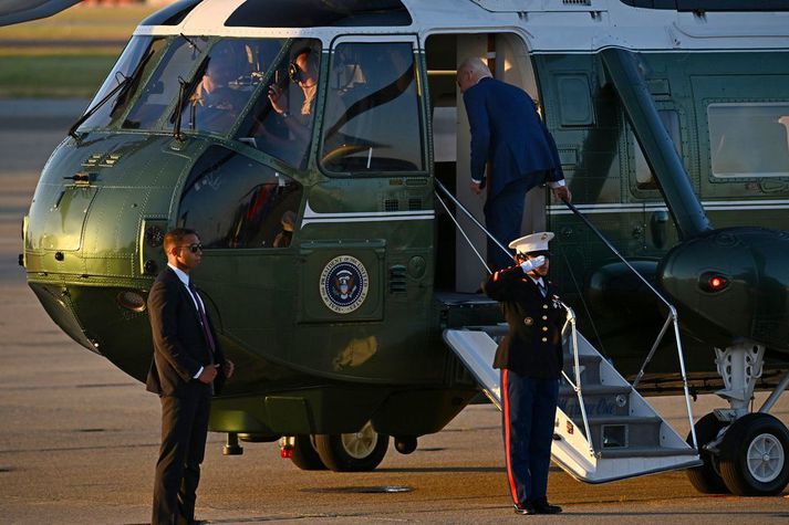 Joe Biden Bandaríkjaforseti stígur um borð í forsetaþyrlu. Hann lét vinna skýrslu um hernað Ísraela á Gasa að kröfu Bandaríkjaþings.