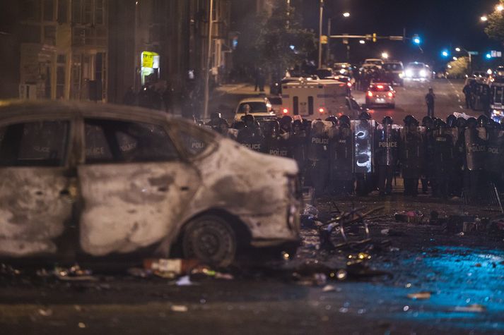 Borgarstjóri Baltimore, Stephanie Rawlings Blake hefur sett útgöngubann í borginni.