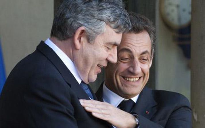 Það er ekki á hverjum degi sem fjölmiðlar birta myndir af Gordon Brown brosandi en ljósmyndari Telegraph náði þessari. Sarkozy er hægra megin.