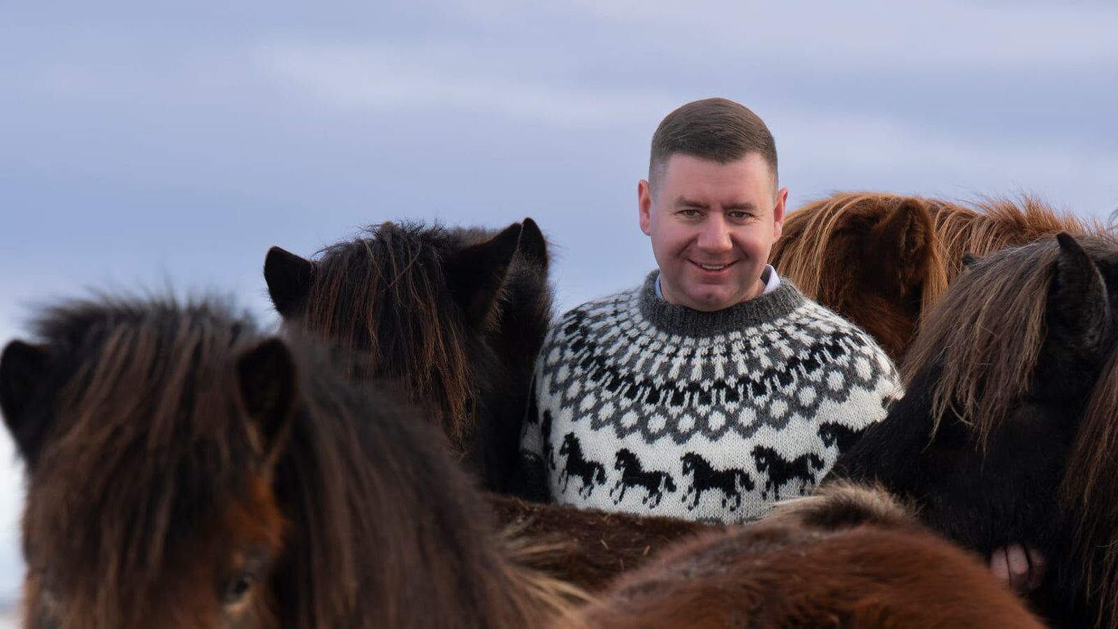 Oddvitaáskorun: Býr á Hellu en eigin­maðurinn í Belgíu