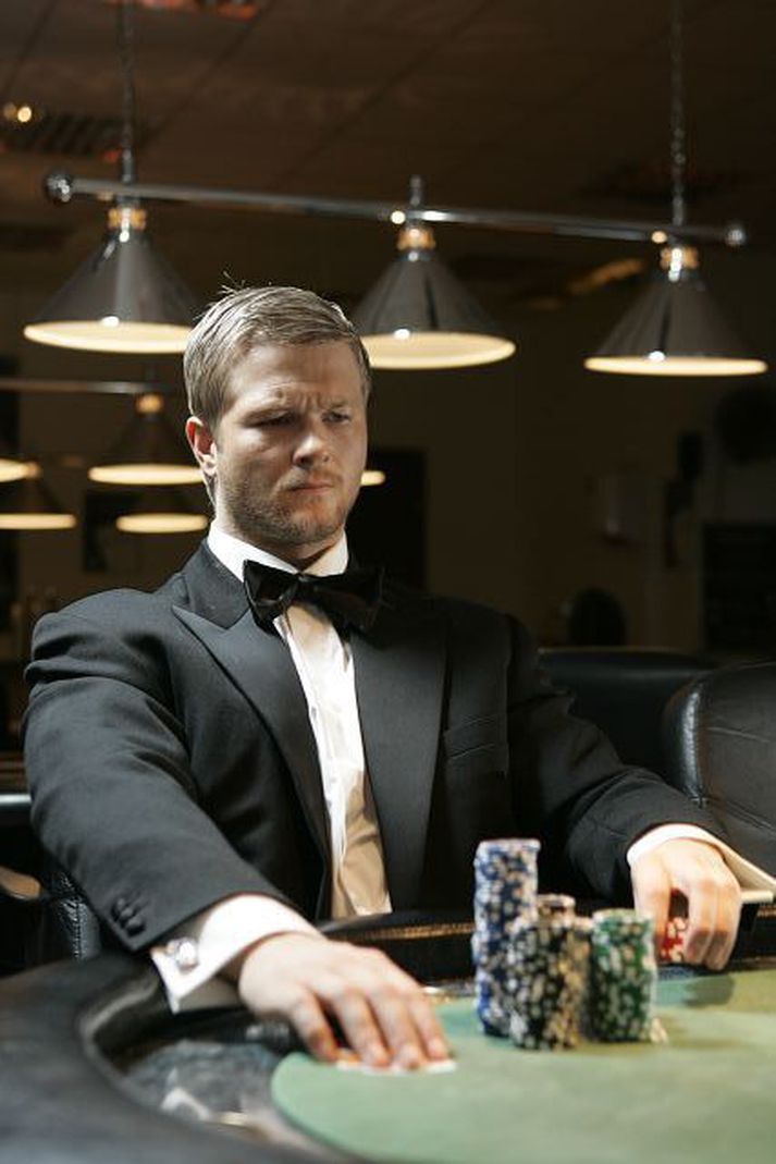 Egill gæti hugsanlega tekið við af Daniel Craig sem James Bond miðað við hvernig hann tekur sig út í sérsniðna smókingnum.fréttablaðið/Arnþór