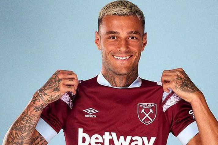 Gianluca Scamacca sést hér máta búning West Ham eftir að kaupin og samningurinn voru í höfn.