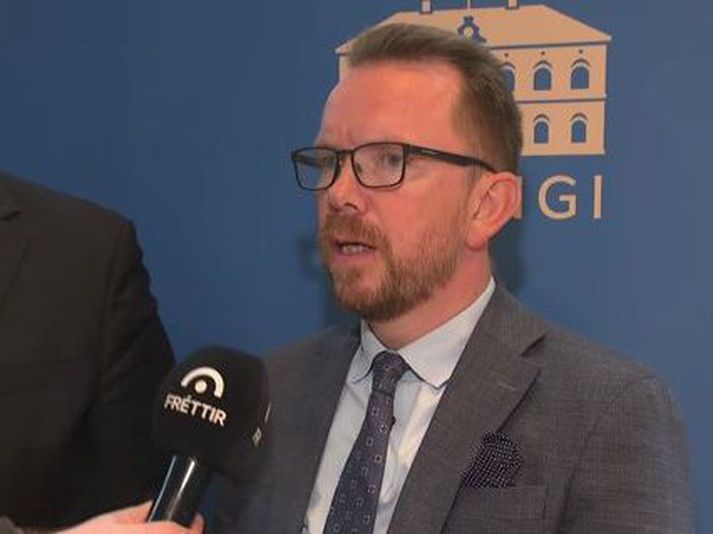 Ef Alþingi samþykkir fjárlög sem víkja frá reglum sem kveðið er á um í lögum um opinber fjármál þá gæti það grafið undan bæði trúverðugleika Alþingis og trausti á fjármálastjórn ríkisins, að sögn fjármálaráðherra. Ragnar Þór Ingólfsson er formaður fjárlaganefndar.