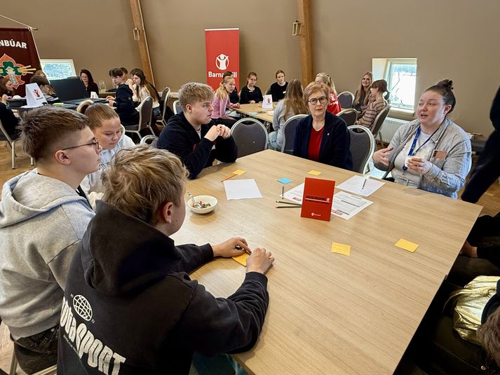 Yfir 70 ungmenni í Hafnarfirði tóku þátt í málþingi  Barnaheilla í dag um kynferðisofbeldi í nánum samböndum. Unglingarnir segja allt of algengt að slíkur vandi þróist milli unglinga. Mikilvægt sé að bregðast við. 