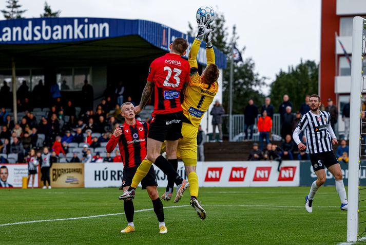 Beitir Ólafsson og Nikolaj Hansen í baráttunni.