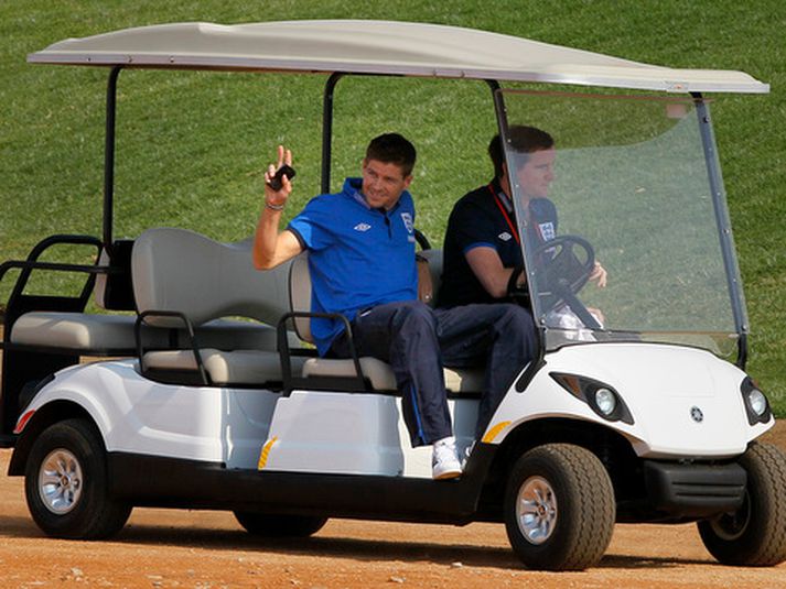 Steven Gerrard var keyrður á blaðamannafundinn í golfbíl.