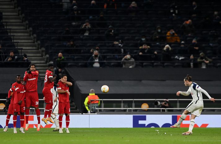 Aukaspyrna Gareths Bale skapaði fyrra mark Tottenham gegn Antwerpen.