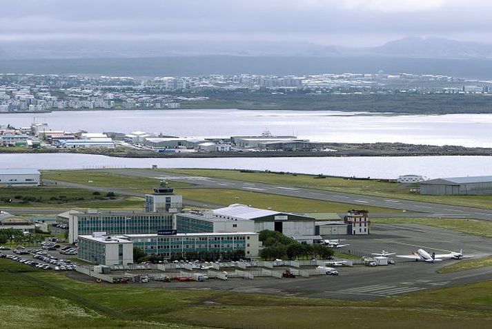 Hugmyndir um byggingu samgöngumiðstöðvar eru umdeildar í Reykjavík. Andstæðingar flugvallarins telja að með þeim sé völlurinn festur í sessi þótt skipulag sé senn að renna út og borgarbúar hafi þegar ákveðið í kosningu að flytja flugvöllinn.