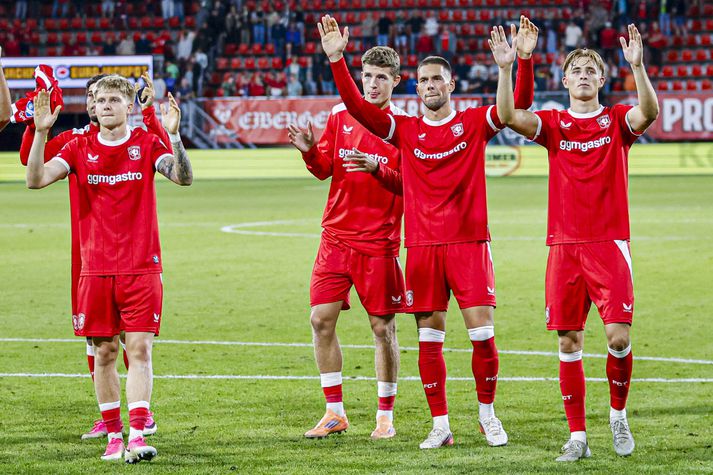 Kristian Nökkvi Hlynsson og félagar í Twente fagna hér sigrinum góða í leikslok í kvöld.