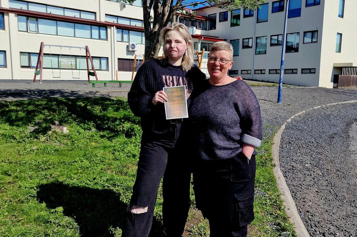 Sólrún Alda ásamt Dagbjörtu Brynjarsdóttur útikennara í Varmárskóla.