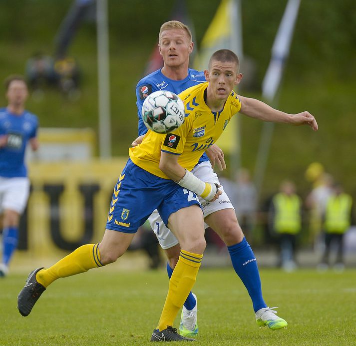 Fjölnismenn ættu að vera með mun fleri stig ef marka má frammistöðu þeirra í sumar. Hér er fyrirliðinn Hans Viktor Guðmundsson í leik á móti Stjörnunni.