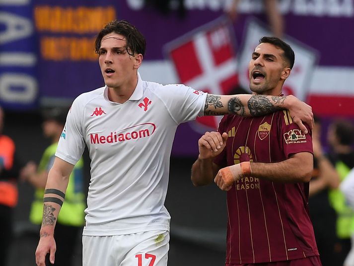 Nicolo Zaniolo er leikmaður Fiorentina og sést hér í leik gegn Roma fyrr á tímabilinu. Hann var áhorfandi á leik unglingaliðanna í gærkvöldi og fór inn í klefa Roma eftir leik. 