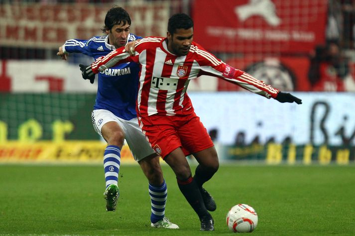Breno, hér í baráttunni við Raul í leik með Bayern Munchen.