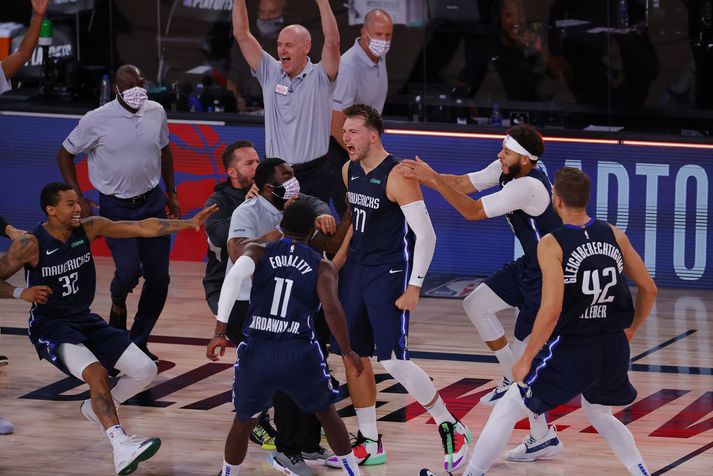 Luka Doncic fagnar sigurkörfu sinni í nótt en þökk sé henni jafnaði Dallas Mavericks metin í 2-2 á móti Los Angeles Clippers.