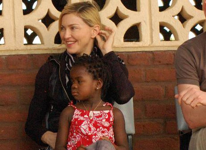 Madonna og Mercy dóttir hennar á góðri stundu í Malaví. Mynd/ AFP.