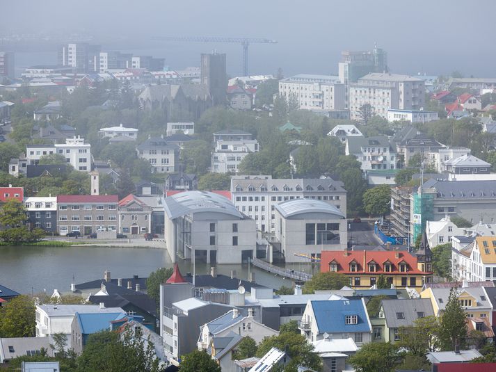 Þrátt fyrir að staðan á fasteignamarkaði sé „áhyggjuefni“ að mati Seðlabankans og hagfræðinga þá hefur mikil hækkun á íbúðaverði almennt verið ekki drifin áfram af óhóflegri aukningu skuldsetningar.