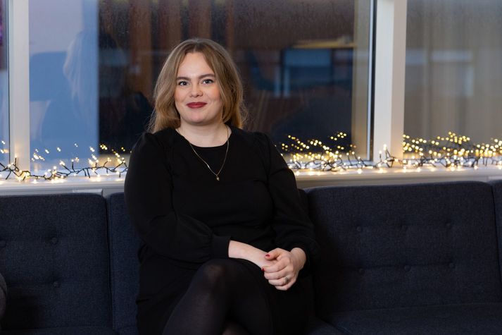 Þrátt fyrir mikla vöntun á sérfræðingum erlendis frá er fólk ekki að fá störf við hæfi þegar hingað er komið. Nanna Elísa Jakobsdóttir, viðskiptastjóri á iðnaðar- og hugverkasviði SI, segir hverja ráðningu á alþjóðlegum sérfræðingi þó svo dýrmæta að almennt er talið að ein ráðning skapi fyrirtækinu fimm sérfræðinga.