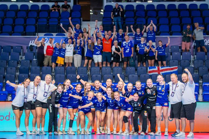 U18 landsliðið er á leiðinni til Kína þar sem það mun keppa á heimsmeistaramóti í handbolta. Að taka þátt í slíkri keppni er alls ekki ókeypis, fyrir íslenska liðið að minnsta kosti.