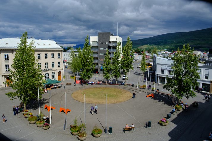 Yngri frænkan fór með milljónirnar þrjátíu og setti í bankahólf í Landsbankanum sem stendur við Ráðhústorgið á Akureyri.