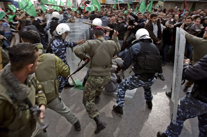 Lögreglulið, hliðhollt Fatah, ber á Hamasmönnum sem ætluðu að efna til fjöldagöngu.