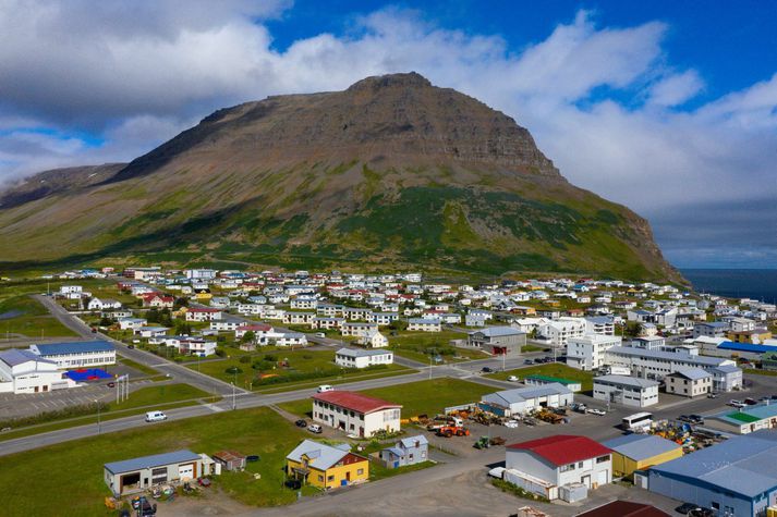 Lögreglan rannsakar nú andlát sambýlisfólks á sjötugsaldri sem fannst í heimahúsi í Bolungarvík í gærkvöldi.