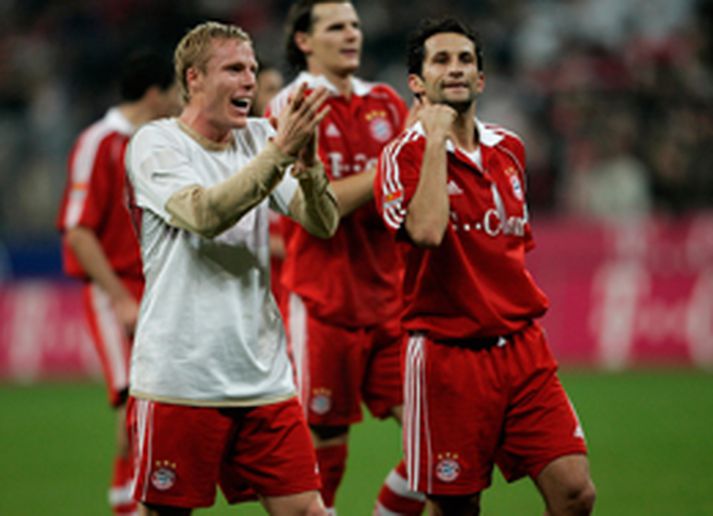 Leikmenn Bayern fagna sigrinum á Stuttgart í dag.