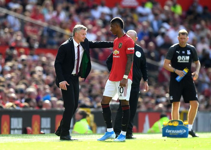 Solskjær ræðir við Marcus Rashford sem klúðraði vítaspyrnu gegn Crystal Palace.