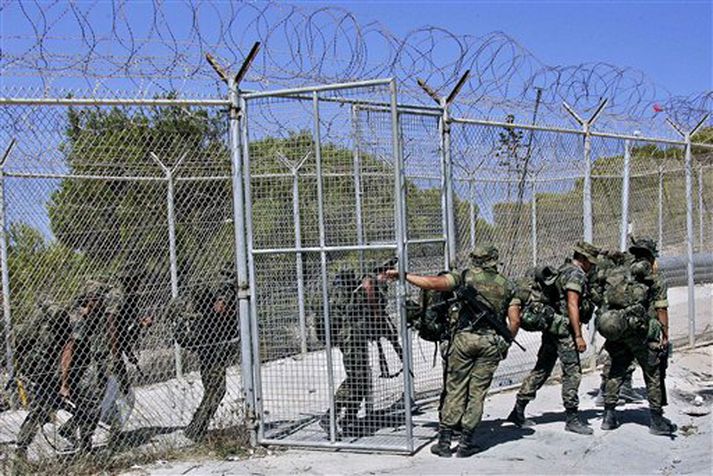 Spænskir hermenn sem gæta girðingarinnar í Melilla og Ceuta á norðurströnd Afríku.