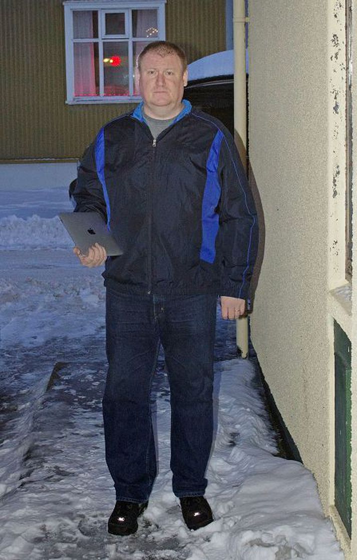 Páll Árnason heima í Keflavík með spjaldtölvuna sem kostað hefur hann tvöfalt það verð sem hann greiddi fyrir tækið í Bandaríkjunum í fyrra.